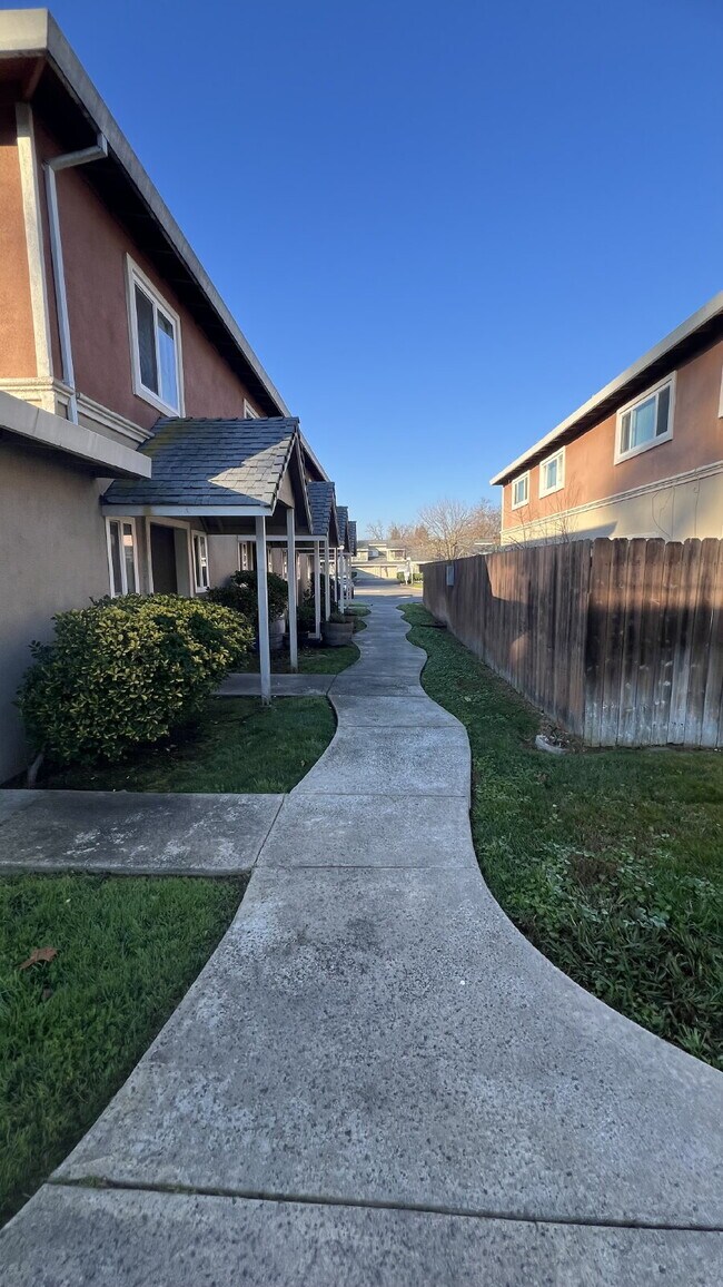 Building Photo - ** Move in special $1995 moves you in - Includes Deposit and January 2026 Rent. ** Updated interi...