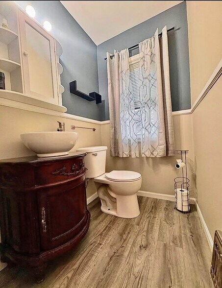 Primary Photo - 815 Main St S