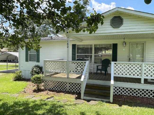 Building Photo - Furnished 3 bedroom 2 full bathroom Manufa...
