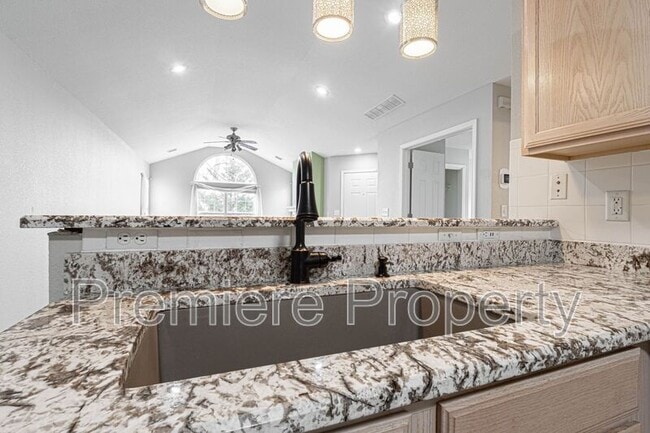 Building Photo - 6102 NE Kensington Dr