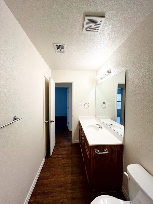 Building Photo - 1515 Justin Lp