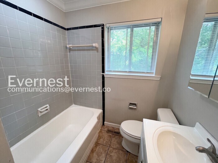 Building Photo - 5526 Crestview Dr