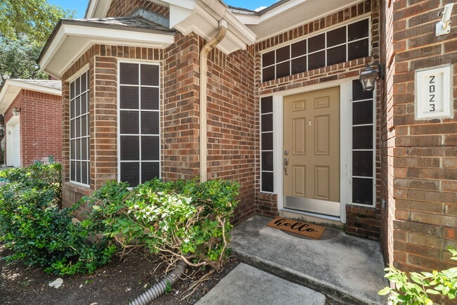 Building Photo - Spacious 4-Bed Home with Island Kitchen, Fireplace & Fenced Yard in San Antonio – 2,143 Sq Ft