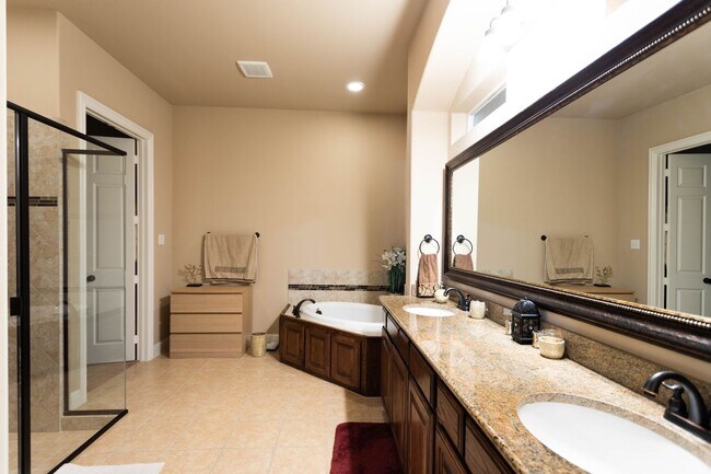 Building Photo - Very beautiful 5 bedroom, 4.1 bathroom hou...