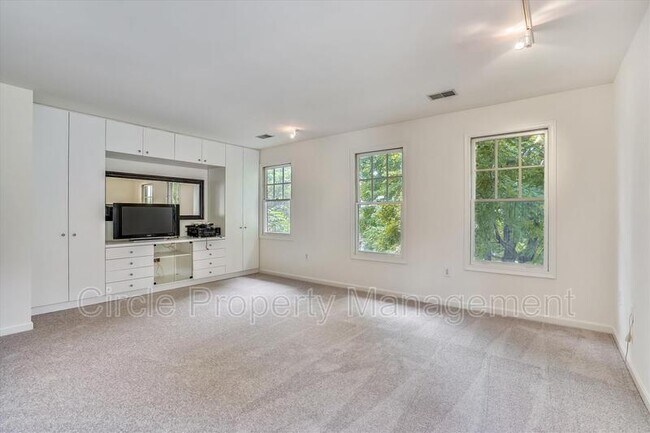 Building Photo - 1805 N Adams St