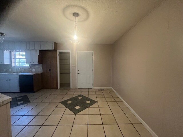 Building Photo - 2 Creekdale Dr