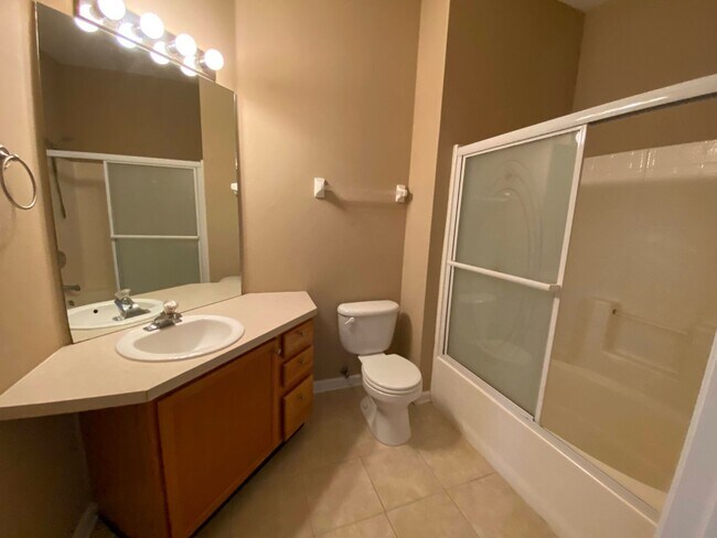 Building Photo - Stonebridge Condominium - 3 bed - 2 bath -...
