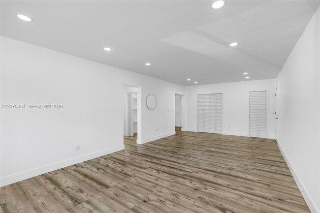 Building Photo - 2250 Bay Dr