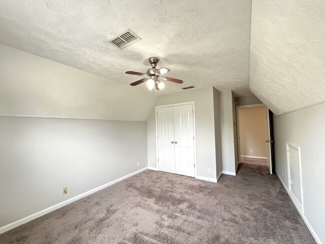 Building Photo - Flexible 4-Bed Home on Corner Lot in Everg...