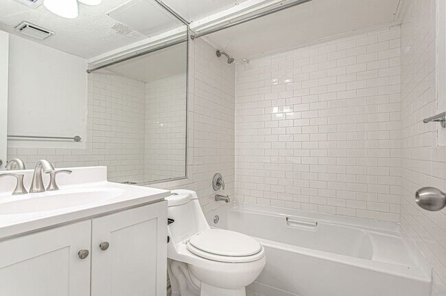 Building Photo - 5904 Sandhurst Ln