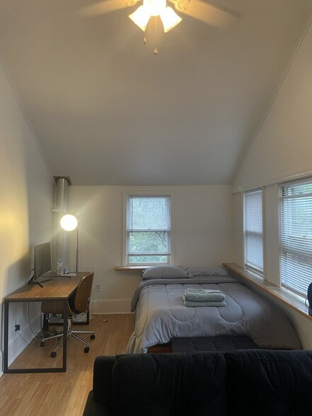 bedroom 3 - 826 N Aurora St