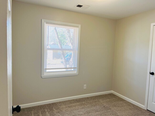 Building Photo - Wow! Check out this charming 3-bedroom, 1....