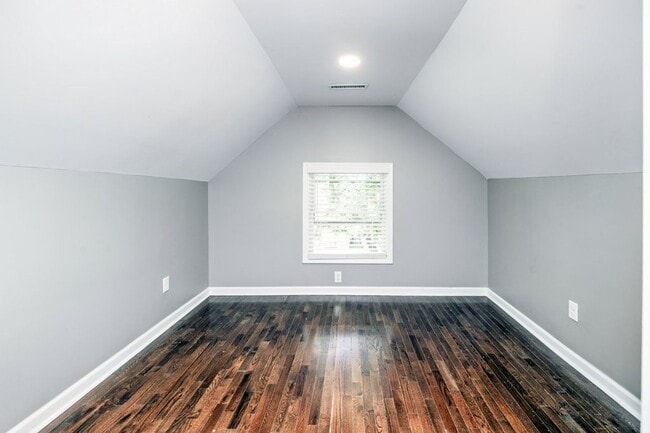 Building Photo - Single Family House! JUST RENOVATED! Centr...