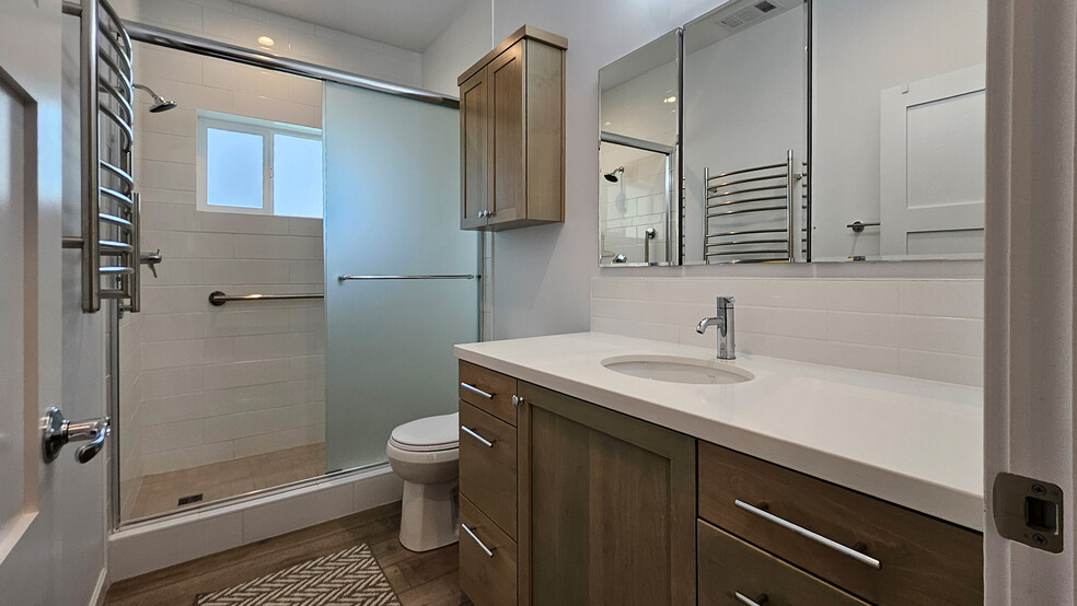 Main bathroom w/shower - 882 B St