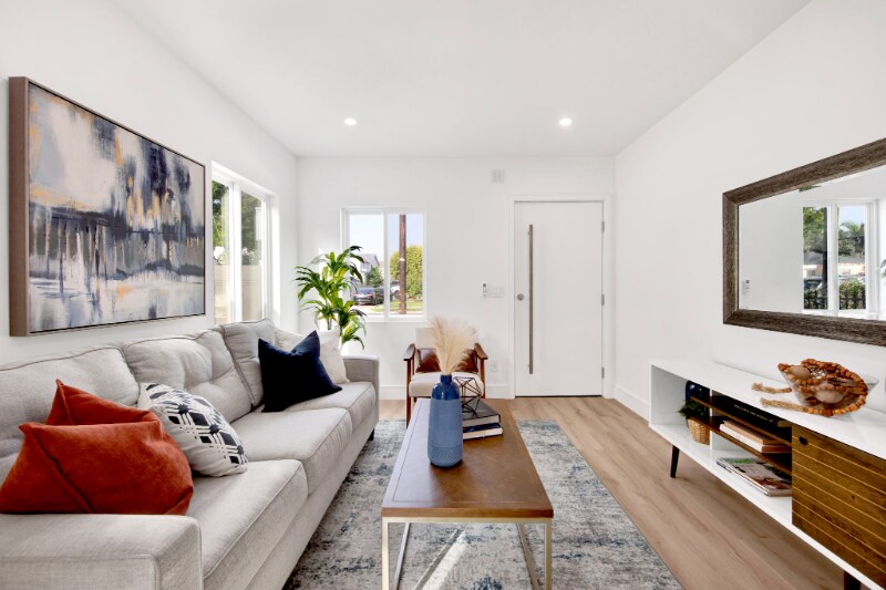 Building Photo - 2348 E Poppy St