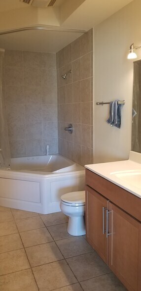 Building Photo - 1550 E Royall Pl