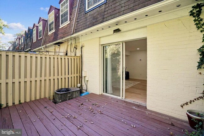 Building Photo - 1925 Dutch Village Dr