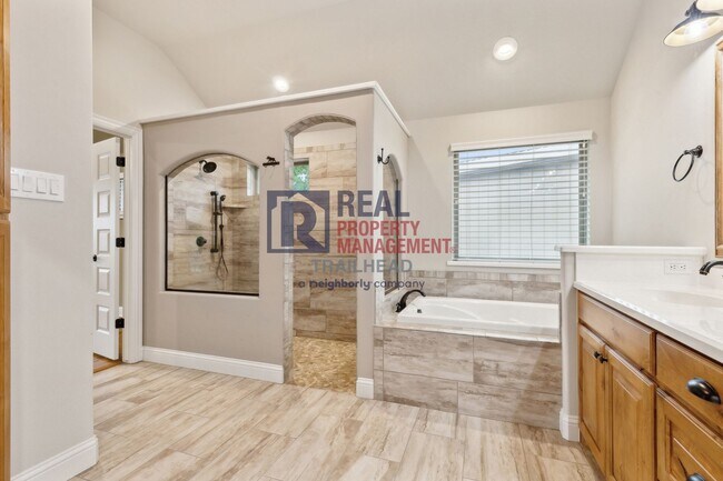 Building Photo - 113 Maral Ln