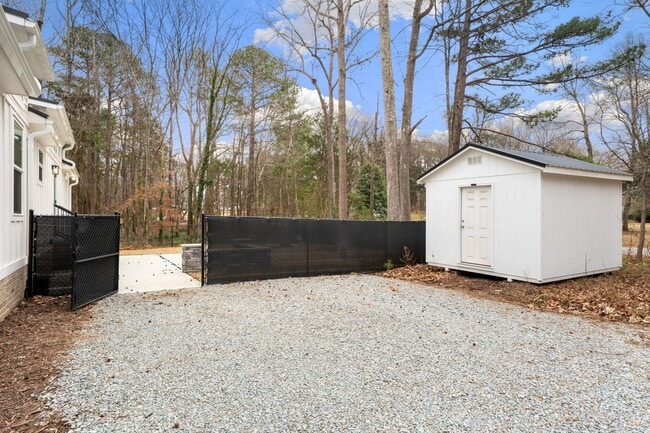 Building Photo - Beautiful 2 bed/1.5 bath with large fenced yard and separate office!