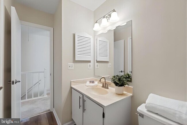 Building Photo - 107 St Charles Square