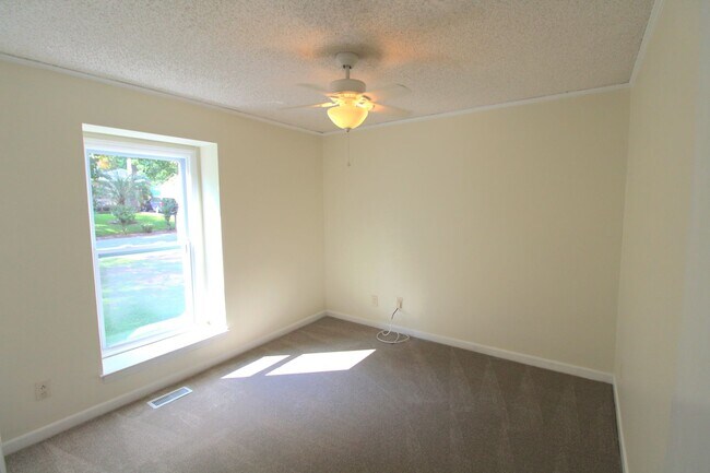 Building Photo - Charming 2 Bedroom, Large lot fenced in yard