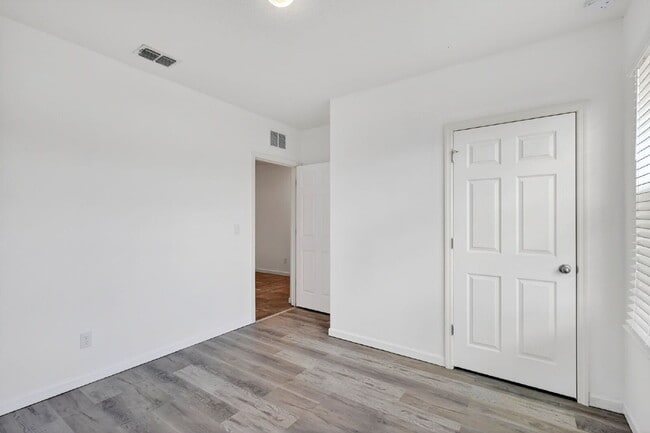 Building Photo - Renovated 4 Beds 2 Baths Single Family on Over a QTR Acre lot | Huge Yard