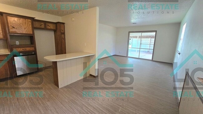 Building Photo - 3 Bed 2 Bath with ALL the Amenities!