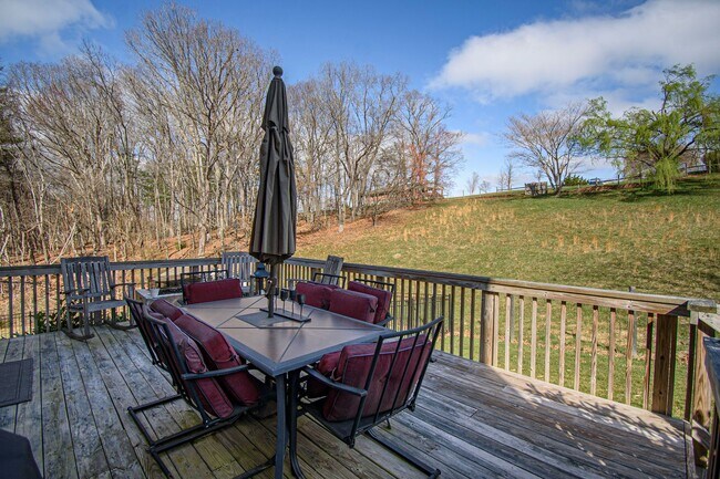 Building Photo - Spacious Home with Hot Tub, Fenced Yard an...