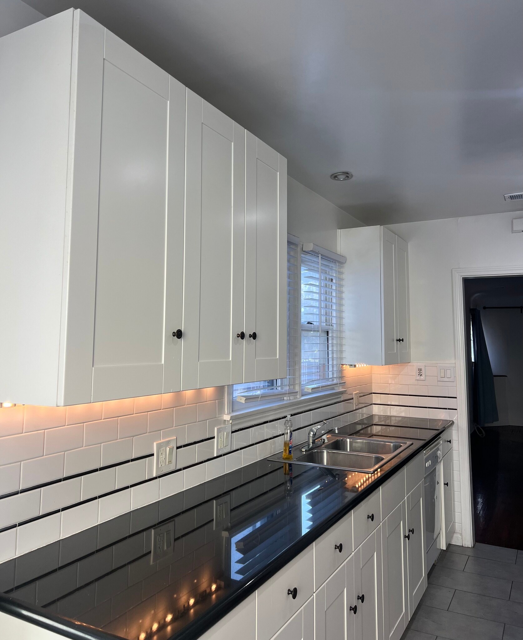 Building Photo - 1152 N Sycamore Ave