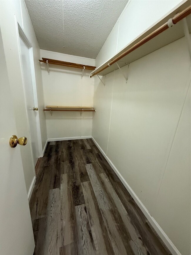 Building Photo - 833 Algoa-Friendswood Rd
