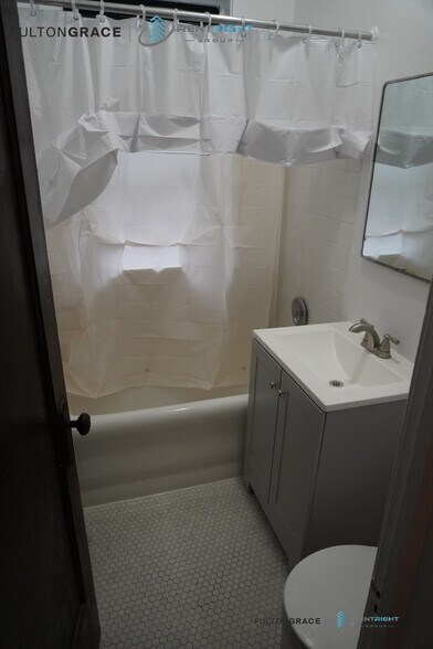 Building Photo - 5018 N Lincoln Ave