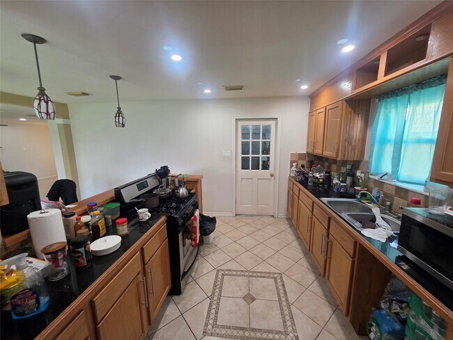 Building Photo - 12531 La Rochelle Dr