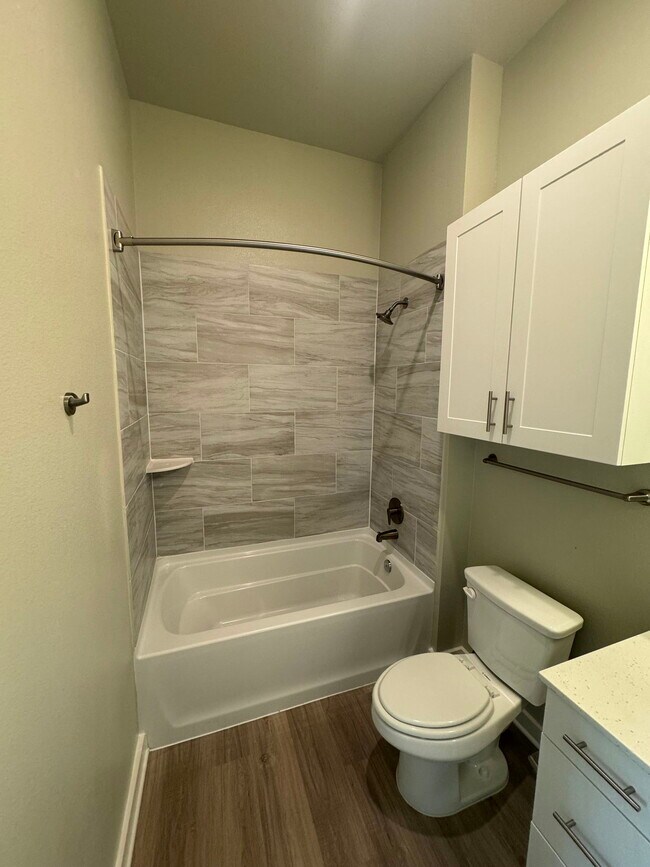 Building Photo - 1000 Persimmon Dr