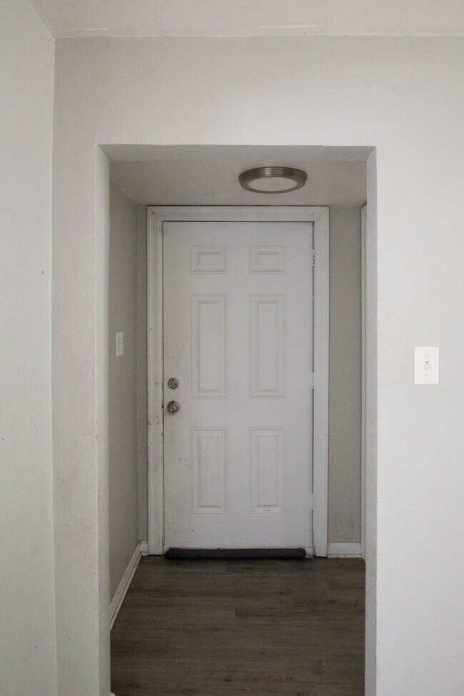 Building Photo - 331 Sandhurst Dr