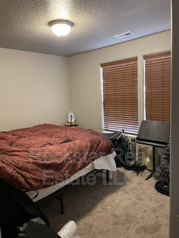 Building Photo - 1327 N Rogue River St