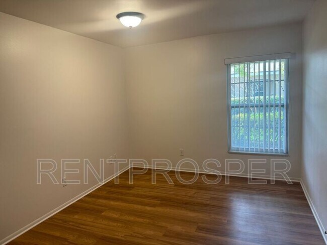 Building Photo - 225 Ranier Cove