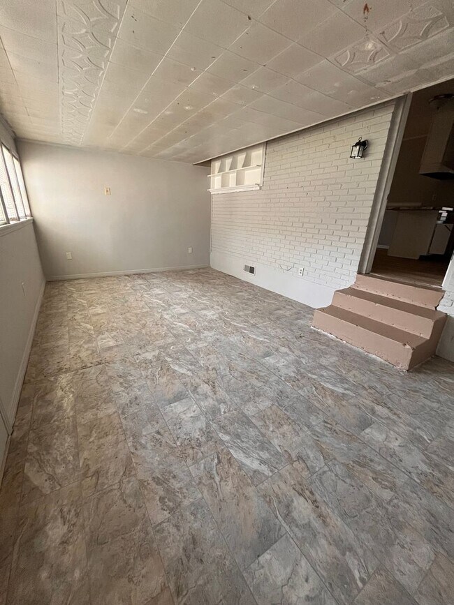 Building Photo - Great Property in quite Neighborhood