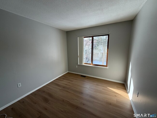 Building Photo - 155 Cottonwood Rd