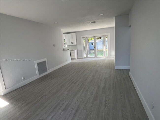 Building Photo - 2843 Dewey St