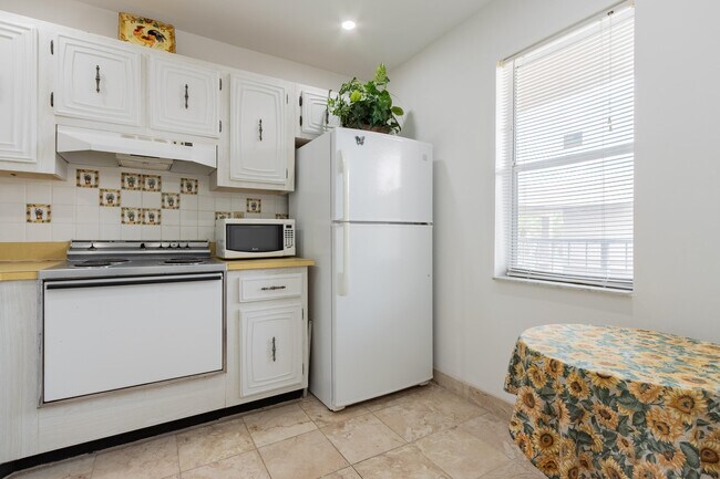 Building Photo - 2811 Somerset Dr