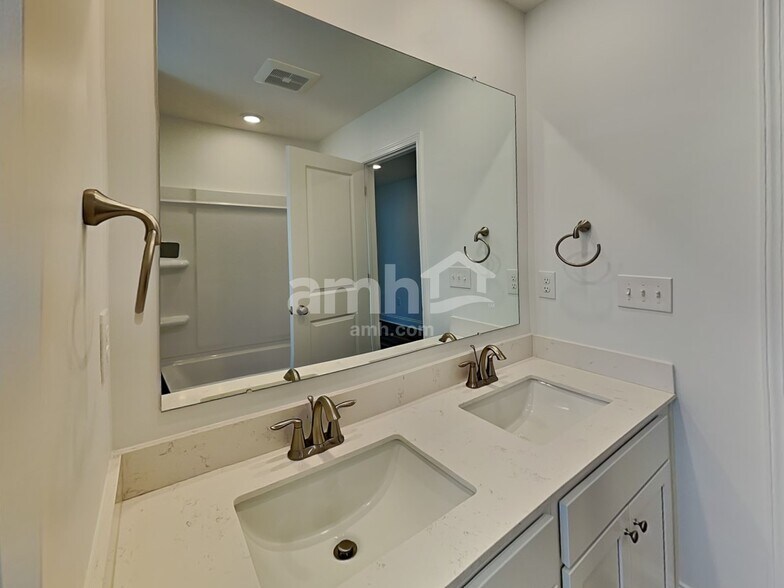 Building Photo - 315 Pne Hl Ct