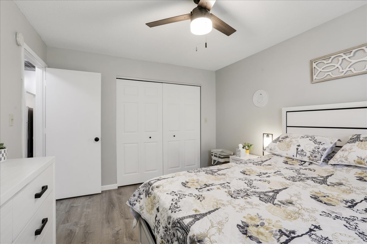 Master Bedroom #1 - Queen Bed, Dresser with Mirror, Large Closet - 1001 N Coler Ave