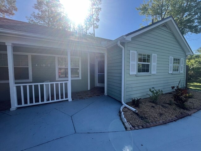 Primary Photo - Super Cute 3bd 2bath with Florida Room!!