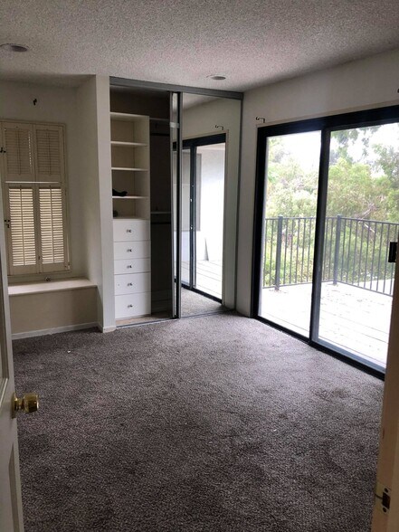 Single bedroom with access to balcony - 9594 Easter Way