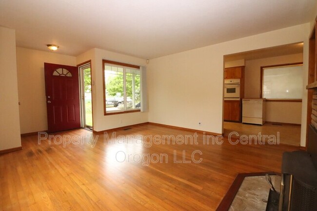 Building Photo - 1670 Yew St SE