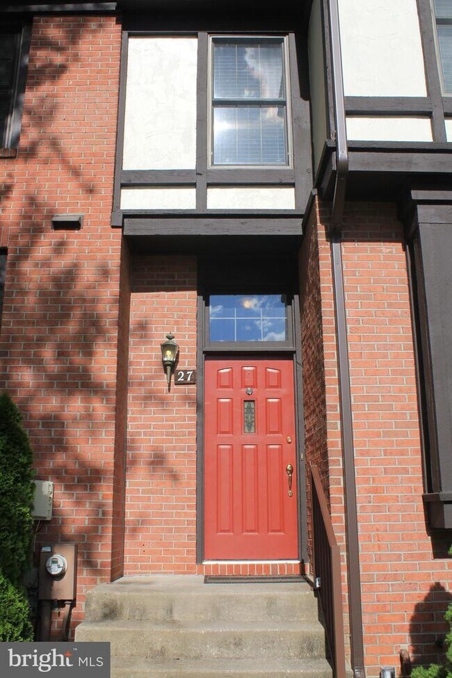 Building Photo - 27 Tudor Ct