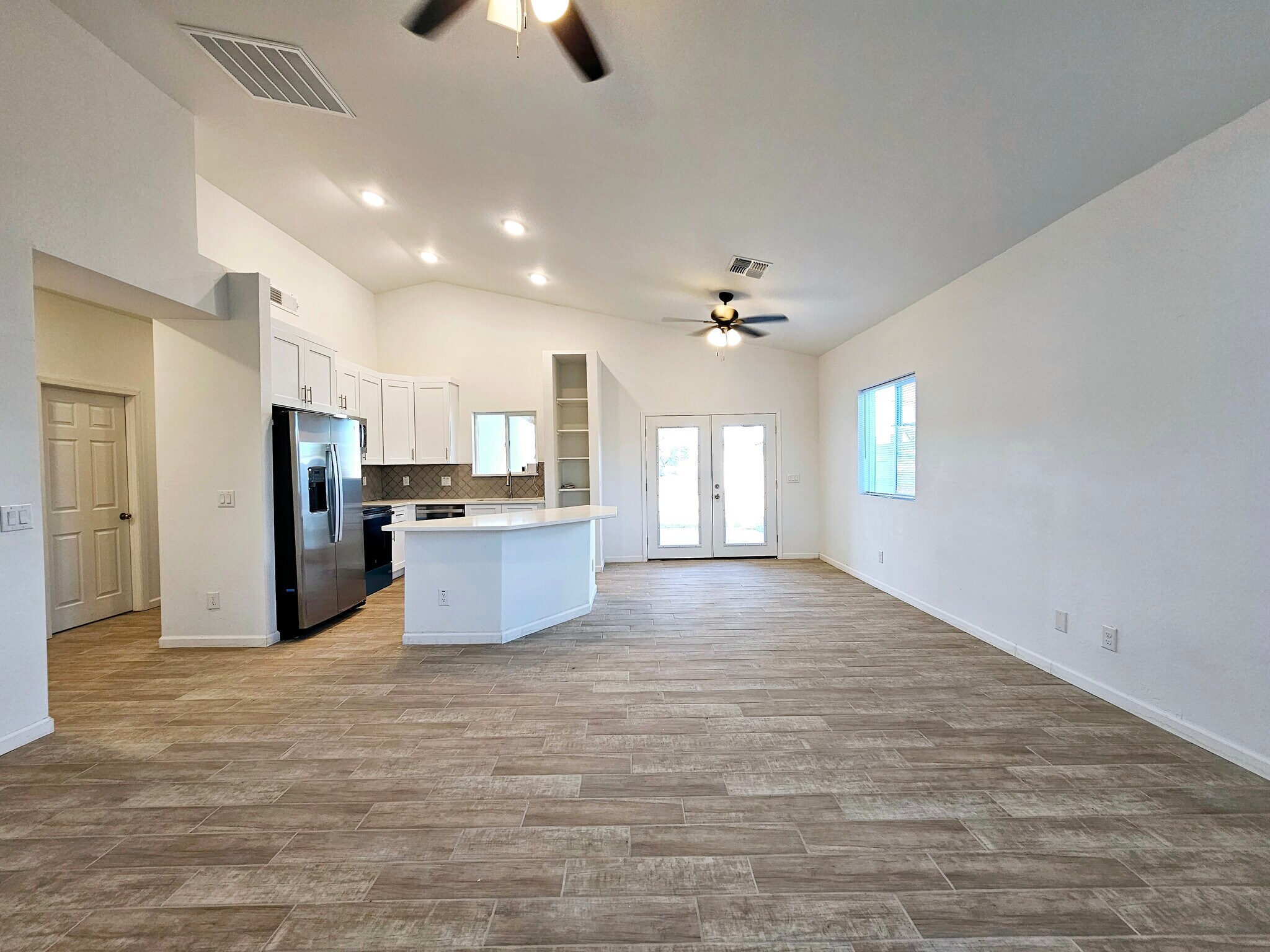 Building Photo - 1112 E 4th St