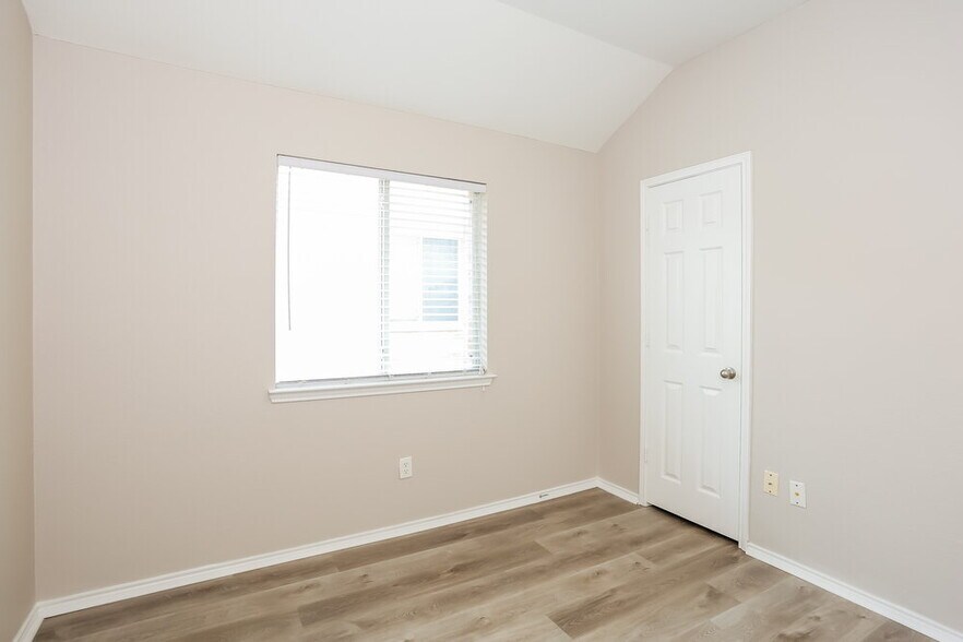 Building Photo - 5768 Goldfinch Way
