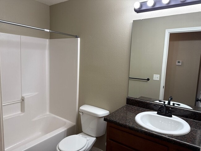 Building Photo - Beautiful Home in Deer Lake Estates