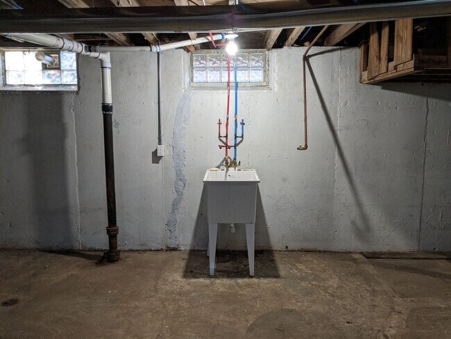 Building Photo - Charming 3-Bedroom Home and 1 Bath for Rent!